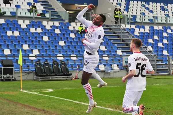 italya-liginin-en-hizli-golunun-asistini-hakan-calhanoglu-yapti-milan-haftayi-lider-kapatti-1608483224992.jpg İtalya Ligi'nin en hızlı golünün asistini Hakan Çalhanoğlu yaptı, Milan haftayı lider kapattı-3