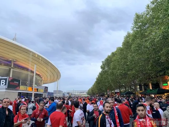 Türk bayrağını alan Stade de France’a koştu! Fransa-Türkiye maçı öncesi renkli görüntüler...