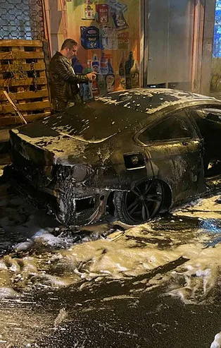 Fatih'de park halindeki lüks otomobil alev alev yandı