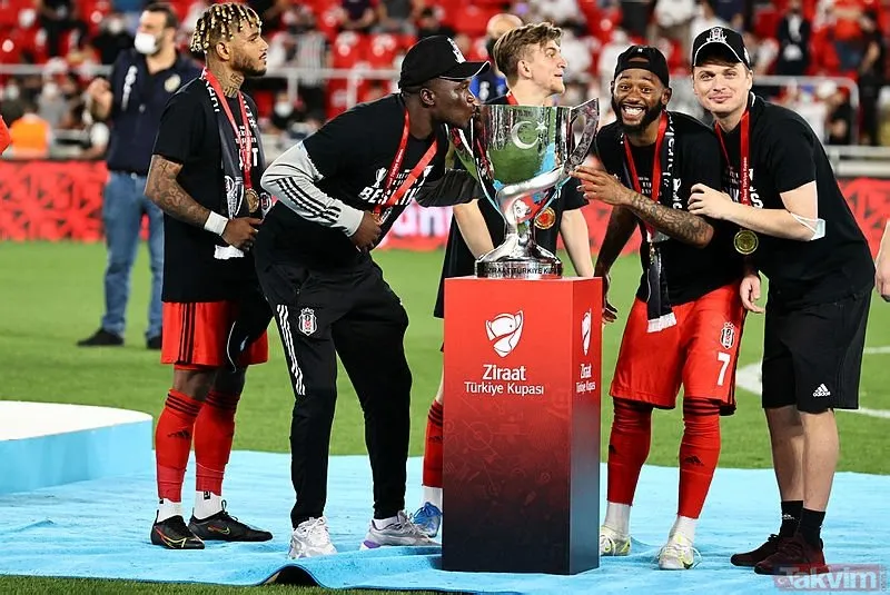 Ziraat Türkiye Kupası kazanan Beşiktaş kupayı kaldırdı! İşte kutlamalardan kareler...