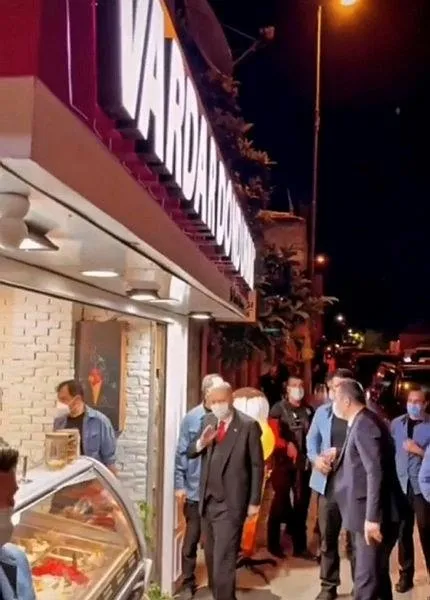 baskan-erdogan-beylerbeyinde-dondurmaciya-ugrayip-vatandaslarla-sohbet-etti-1622926699296.jpeg Başkan Erdoğan, Beylerbeyi'nde dondurmacıya uğrayıp vatandaşlarla sohbet etti-5