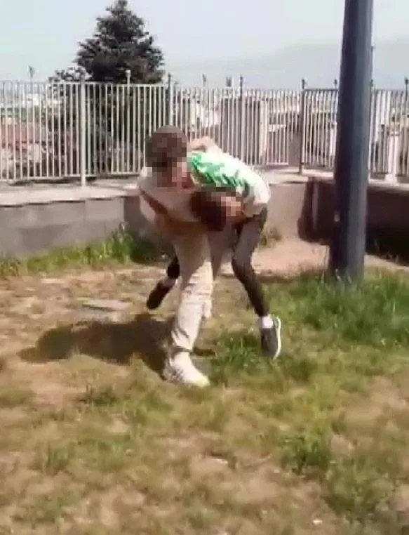 olume-goturen-kiz-kavgasi-liseli-kivanc-umanin-yedigi-dayagin-goruntuleri-ortaya-cikti-1706370354485.jpeg Ölüme götüren "kız" kavgası! Liseli Kıvanç Uman'ın yediği dayağın görüntüleri ortaya çıktı-3