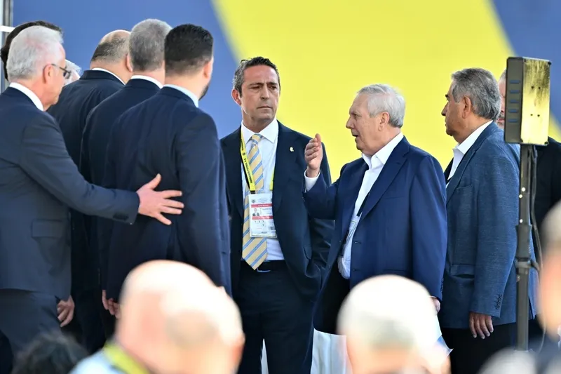 canli-fenerbahcede-tarihi-gun-ilk-raunt-gergin-basladi-aziz-yildirim-kongreyi-terk-etti-1717840543050.jpeg