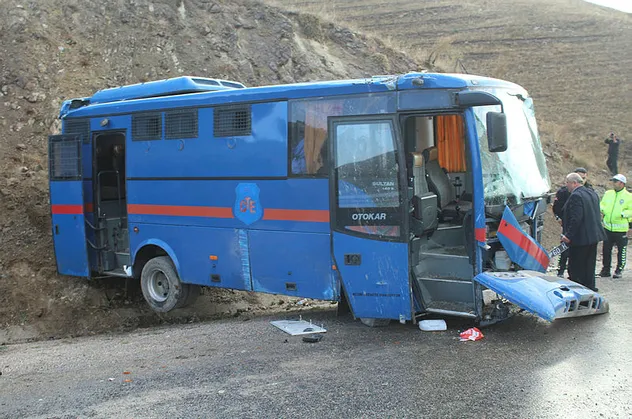 Sivas'ta mahkumları taşıyan minibüs kaza yaptı