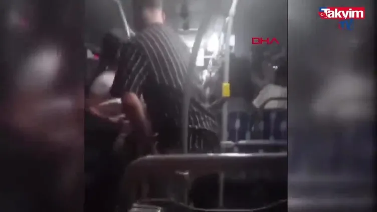 Metrobüste yumruk yumruğa kavga kamerada