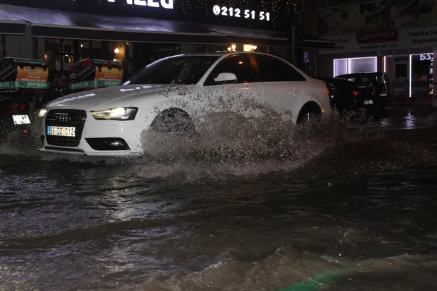 Meteoroloji uyarmıştı! Kırklareli'de yağmur sokakları göle çevirdi-3