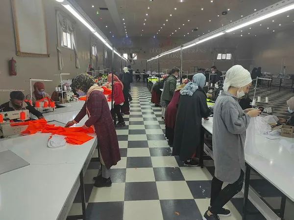 salgin-yuzunden-dugunsalonunutekstil-atolyesine-donusturen-batmanli-girisimci-70-kisiye-is-verdi-1610146672953.jpg Salgın yüzünden düğün salonunu tekstil atölyesine dönüştüren Batmanlı girişimci 70 kişiye iş verdi-3