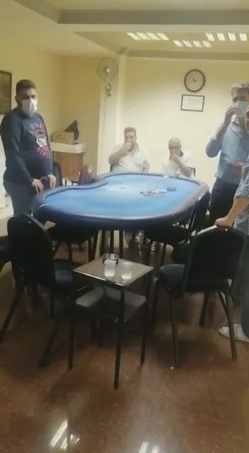 adanada-kumar-baskini-hicbir-sey-olmamis-gibi-cekirdek-citlemeye-devam-ettiler-1633591254554.jpg Adana'da kumar baskını! Hiçbir şey olmamış gibi çekirdek çitlemeye devam ettiler-4