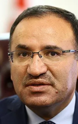 Bozdağ: "Sosyal medyadan terör örgütlerini övmek suçtur"