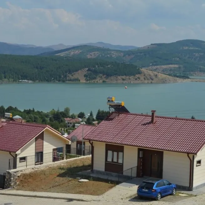 Devlet var devlet yar! Depremzedelere göl manzaralı villa konforunda köy evi imkanı: Devletimizden memnunuz