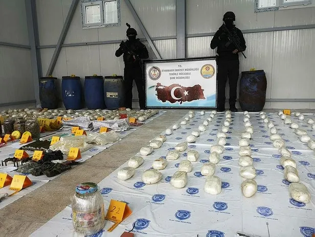 Diyarbakır'da PKK'ya eşzamanlı operasyon! Yüklü miktarda silah ve mühimmat ele geçirildi-2