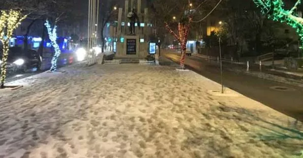 Edirne Keşan’da yoğun kar yağışı nedeniyle okullar bir gün tatil edildi