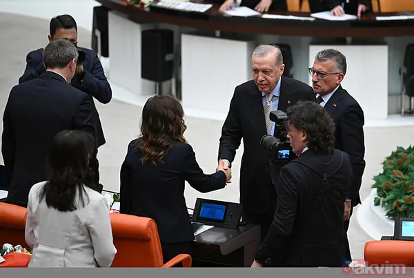 TBMM'de renkli anlar! Önce açılış sonra resepsiyon... Başkan Erdoğan'dan "biriz beraberiz" mesajı: Tek tek tokalaştı - 49