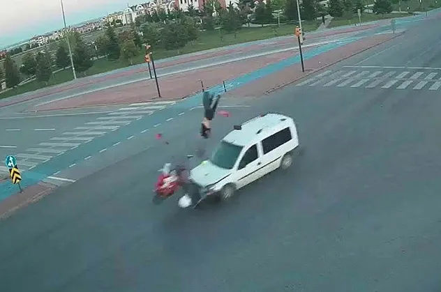 Konya'da kırmızı ışıkta geçen sürücü dehşet saçtı