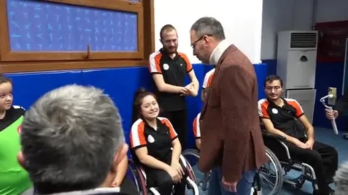 Bakan Kasapoğlu’ndan Dünya Engelliler Günü’nde para masa tenisçilere sürpriz