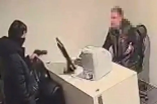 Döviz bürosuna silahlı soygun girişimi kamerada! Silahlı soyguncu böyle etkisiz hale getirildi