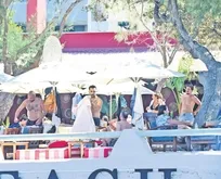 Aşk adam eşi ile tatilin tadını çıkarıyor