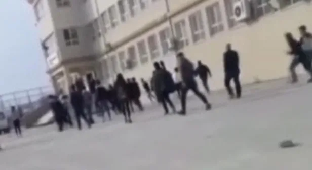 Şanlıurfa’da bıçaklı dehşet: Öğrenciler okul bahçesinde birbirine girdi!-3
