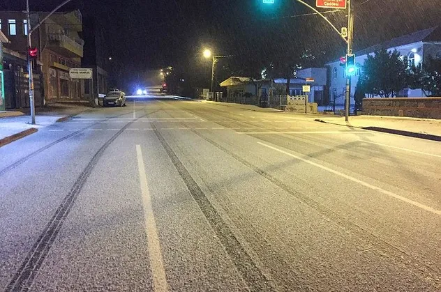 İstanbul'da kısa süreli kar ve dolu yağışı