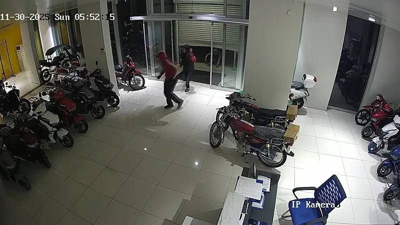 4 çocuk motosiklet galerisine gelerek beğendikleri motosikletleri çaldı. (İHA)