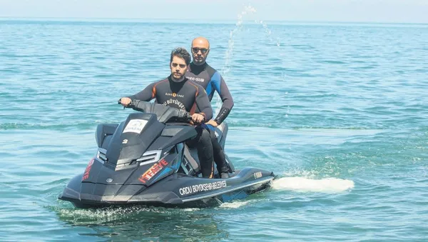 genc-oyuncu-emre-bey-ilk-kez-kullandigi-jet-ski-uzerinde-sov-yapti-1685734650080.jpeg Genç oyuncu Emre Bey ilk kez kullandığı jet-ski üzerinde şov yaptı!-3