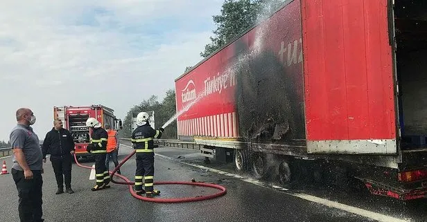 Son dakika: TEM de TIR alev alev yandı! Soğukkanlı sürücü yanan tırını sol şeride çekerek kazaları önledi