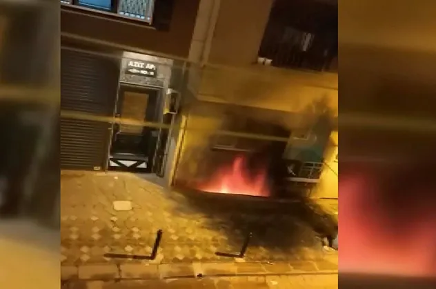 İstanbul Zeytinburnu'nda yangın paniği! 10 kişi son anda kurtarıldı