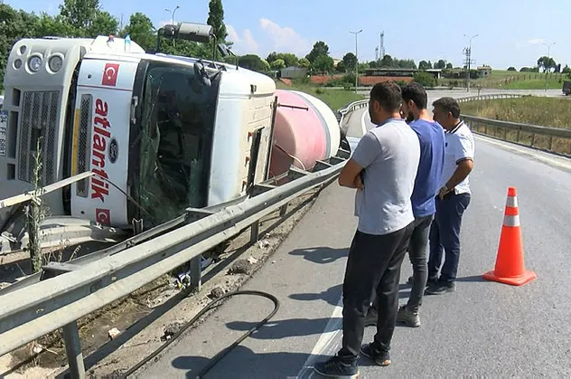 Tuzla'da virajı alamayan beton mikseri devrildi