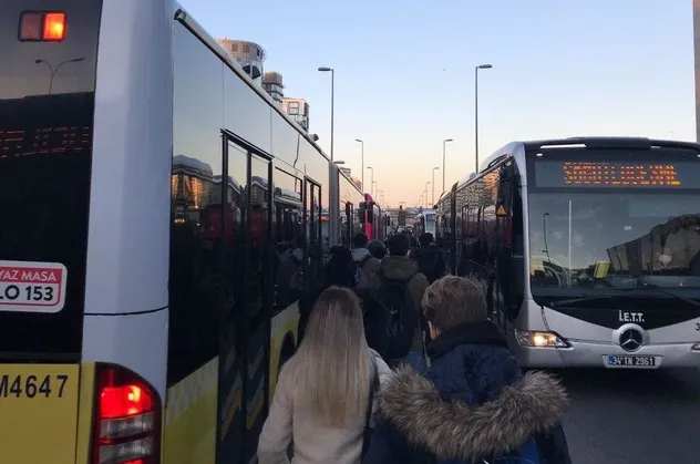 İstanbul'da yine metrobüs arızası! Duraklarda yoğunluk oluştu vatandaşa yürümek kaldı