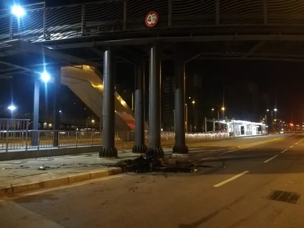 SON DAKİKA: İzmir’de feci kaza: Otomobil üst geçidin ayağına çarptı: 1 yaralı-1
