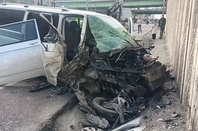 Eyüpsultan'da iki otomobilin çarpıştığı kazada 3 kişi yaralandı
