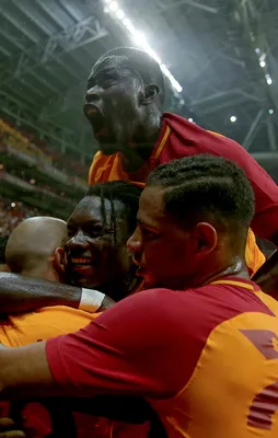 Devler Aslan'ı gözetliyor