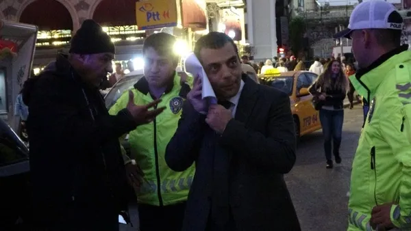 karakoyde-tramvay-yoluna-giren-cipin-lastikleri-patladi-surucu-araci-birakip-gidince-polis-getirdi-1667843906500.jpg Karaköy'de tramvay yoluna giren cipin lastikleri patladı! Sürücü aracı bırakıp gidince polis getirdi-4