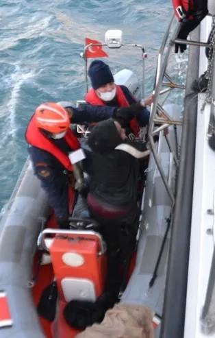 Yunanistan'ın darp ederek ölüme terk ettiği Yemen uyruklu göçmenleri Türkiye kurtardı!