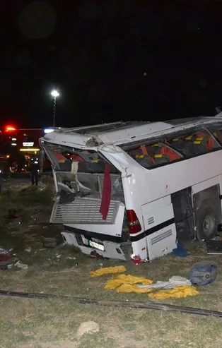 Göçmenleri taşıyan otobüs devrildi