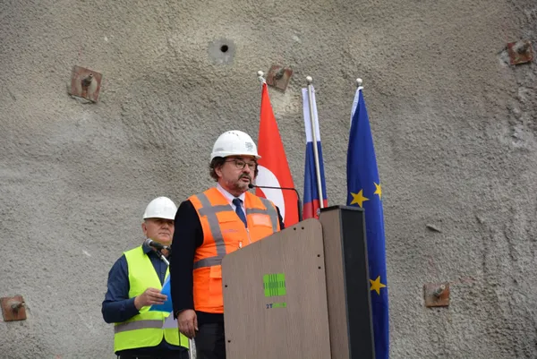 ulastirma-ve-altyapi-bakani-slovenyada-turk-firmalarinin-yapimini-ustlendigi-tunelin-kazi-calismasi-tamamlanma-1655214081263.jpg