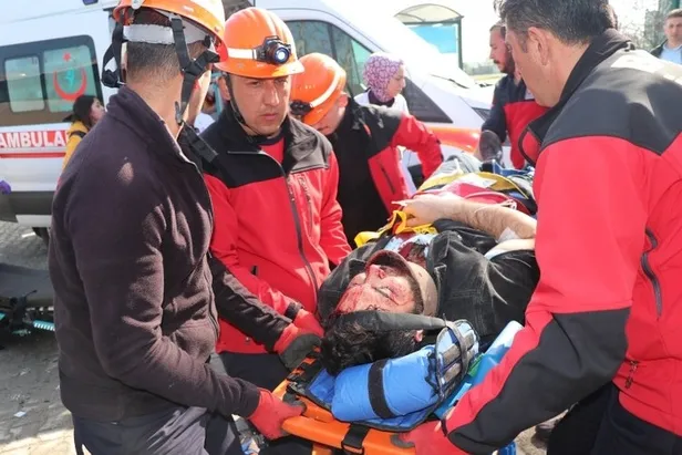 Son dakika: İşçileri taşıyan midibüs otomobille çarpıştı: 12 yaralı-2