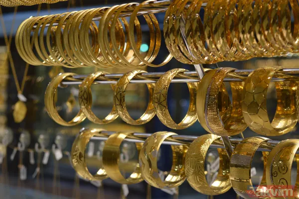 Gram Altın 4 Bin Tl'nin Eşiğinde Gram Altın Cuma Günü İtibarıyla Yüzde 1,42 Değer Kaybederek Yaklaşık 4 Bin 70 Tl Seviyelerine Geriledi. Ons Altın Fiyatı Da...