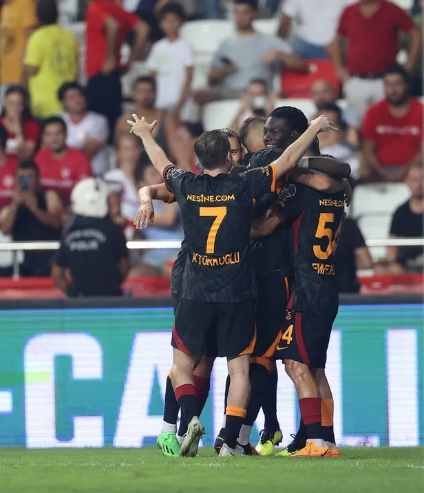 gomisten-hayat-opucugu-aslandan-3-puanli-baslangic-antalyaspor-0-1-galatasaray-mac-sonucu-ozet-1659906338489.jpeg Gomis'ten hayat öpücüğü! Aslan'dan 3 puanlı başlangıç ( Antalyaspor 0-1 Galatasaray | MAÇ SONUCU ÖZET)-2