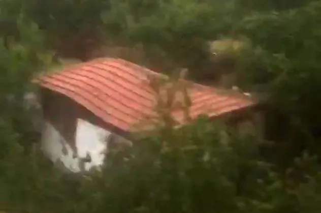 Amasya’da sahibinin 10 dakika önce terk ettiği ev sel sularına kapıldı! Korku dolu anlar