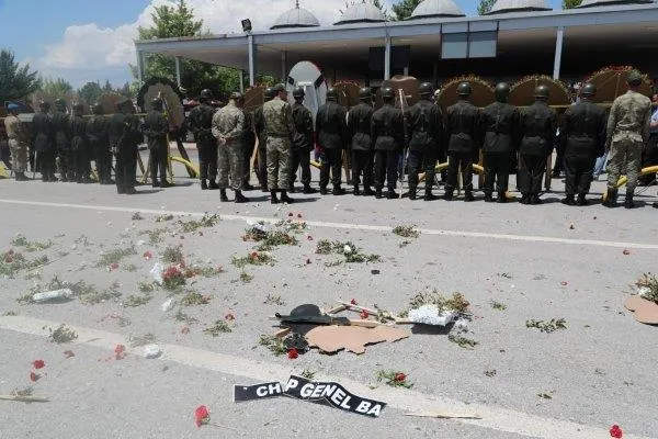 Şehit cenazesinde Kılıçdaroğlu'nun çelengi parçalandı-5