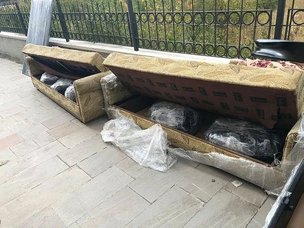 Erzurum’da kanepe içerisine gizlenmiş 105 kilogram esrar ele geçirildi-1
