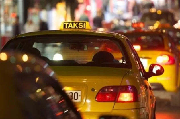 İBB'nin yüzde 40 ulaştırma zam kararından sonra taksiciler taksimetre ayarı için uzun kuyruklar oluşturdu