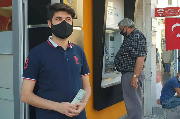 ATM'de unutulan parayı polise teslim etti