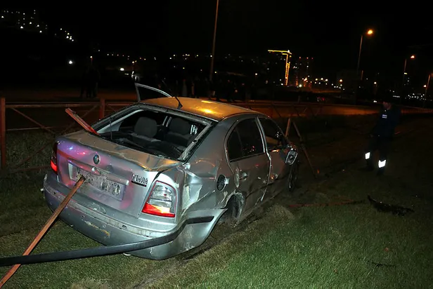 kayseride-bir-garip-kaza-otomobil-tramvay-yoluna-girdi-surucu-plakalari-sokerek-kacti-1669152781949.jpg Kayseri'de bir garip kaza! Otomobil tramvay yoluna girdi, sürücü plakaları sökerek kaçtı-3