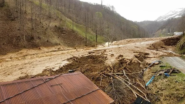 Son dakika: Trabzon'un Sürmene ilçesinde heyelan sonucu 5 bina toprak altında kaldı-5
