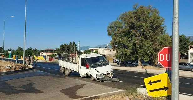 Hatay'da kamyonet ile otomobil çarpıştı: 2 yaralı