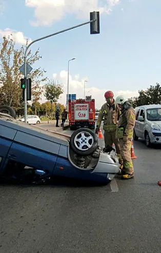 Kartal'da kontrolden çıkan araç ters döndü! Sürücünün burnu bile kanamadı