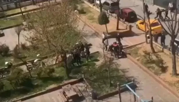 Sokağa çıkma yasağına uymayıp polise saldırdılar! İşte sosyal medyada gündem olan o anlar