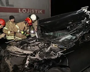 Paramparça olan milyonluk aracın sürücüsü kaçtı